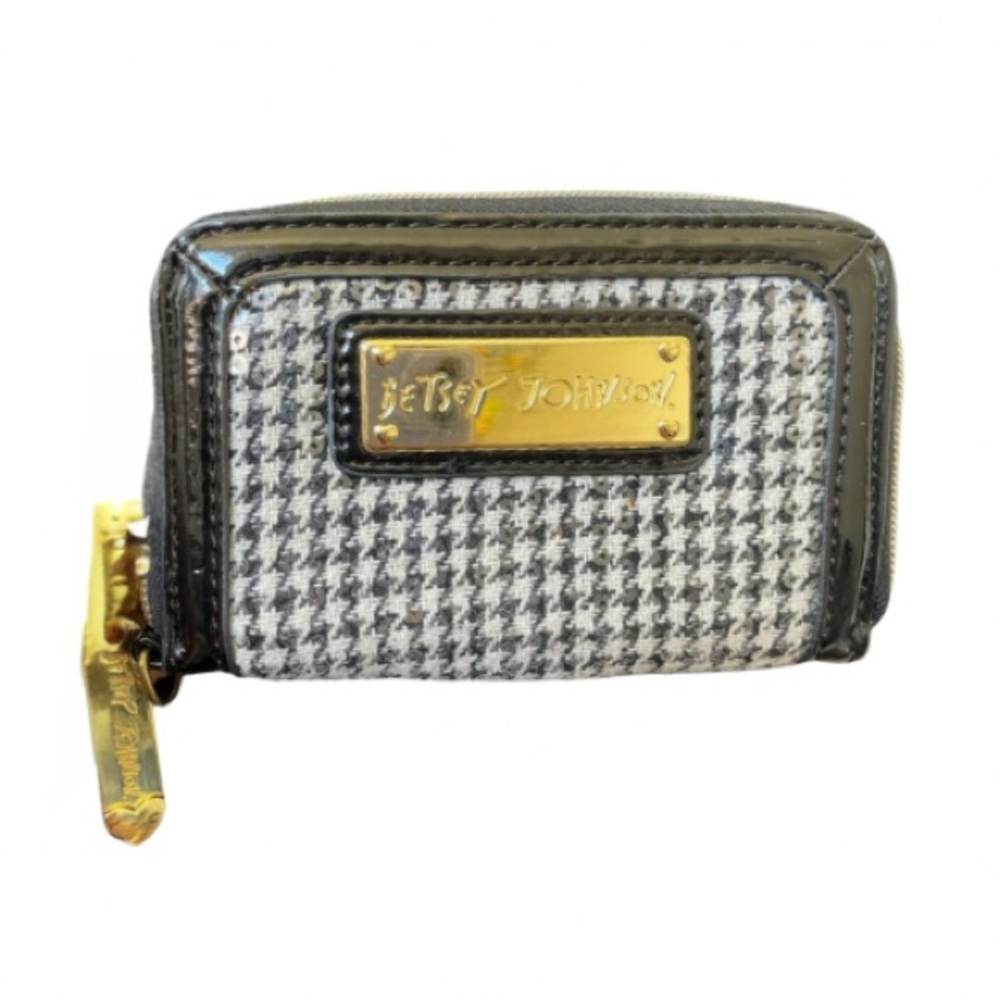 Betsey Johnson Houndstooth Wallet: A Statement of Your Unique Style